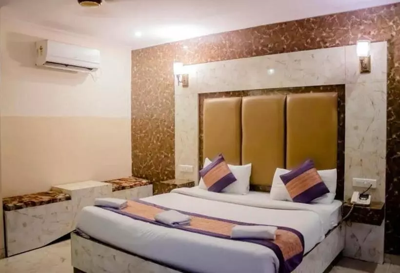 هتل Airport Family Stay Near Delhi Airport