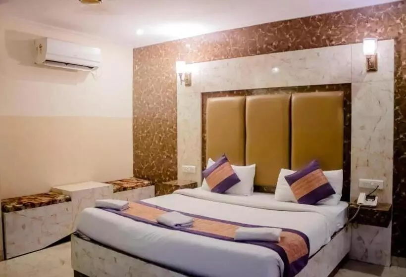 هتل Airport Family Stay Near Delhi Airport