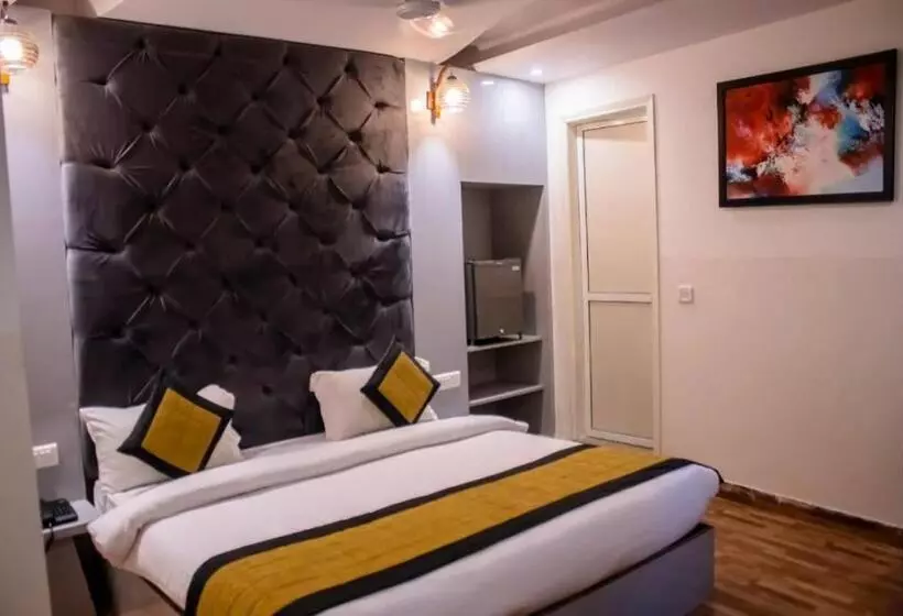 هتل Airport Family Stay Near Delhi Airport