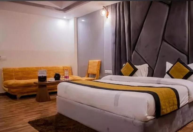 هتل Airport Family Stay Near Delhi Airport