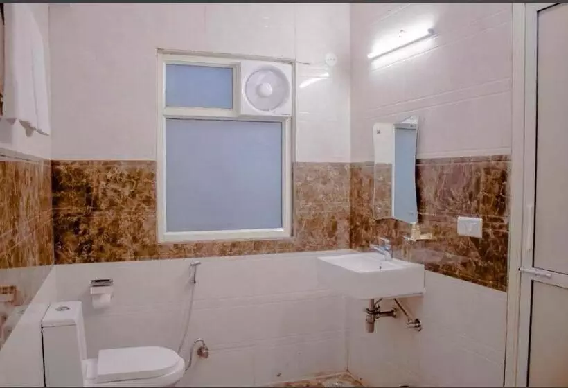 هتل Airport Family Stay Near Delhi Airport