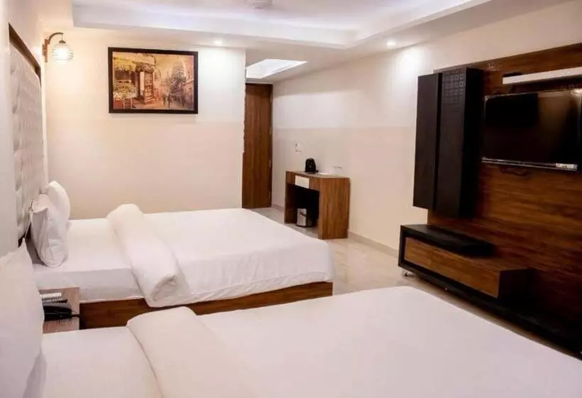هتل Airport Family Stay Near Delhi Airport