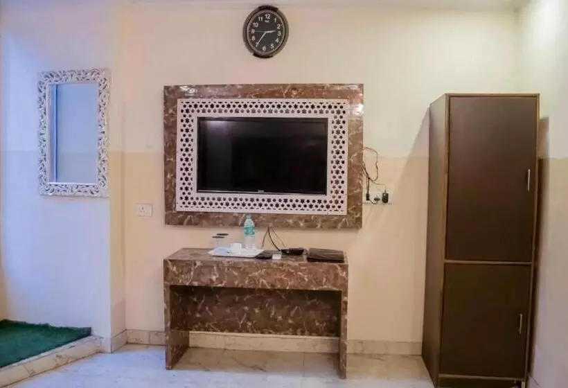 هتل Airport Family Stay Near Delhi Airport