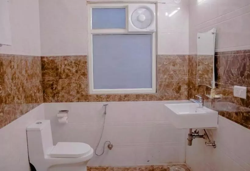 هتل Airport Family Stay Near Delhi Airport