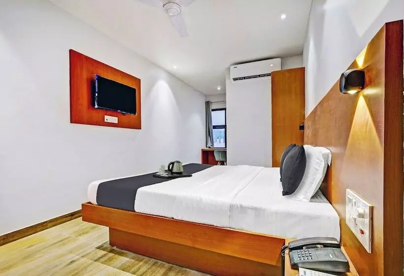 هتل Airport Family Stay Near Delhi Airport