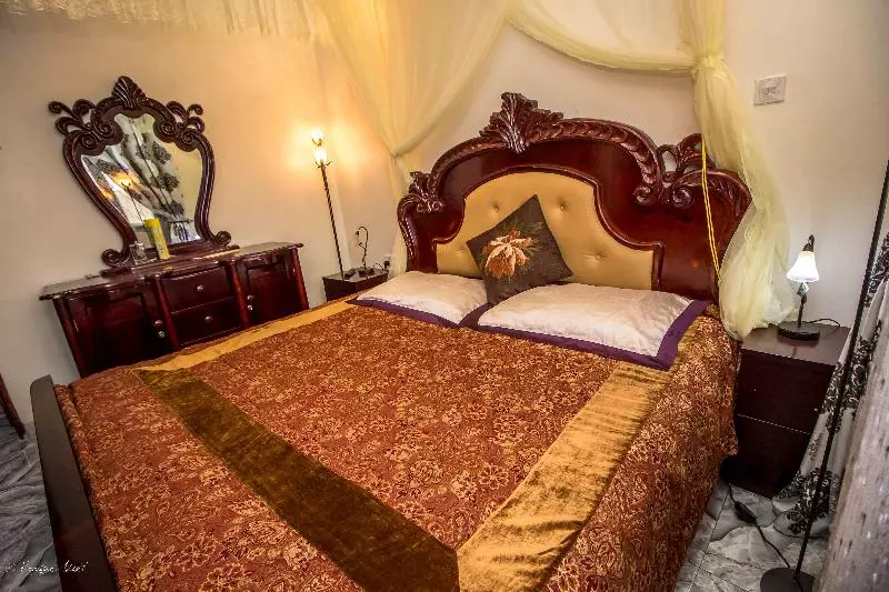 هتل Albert Suites