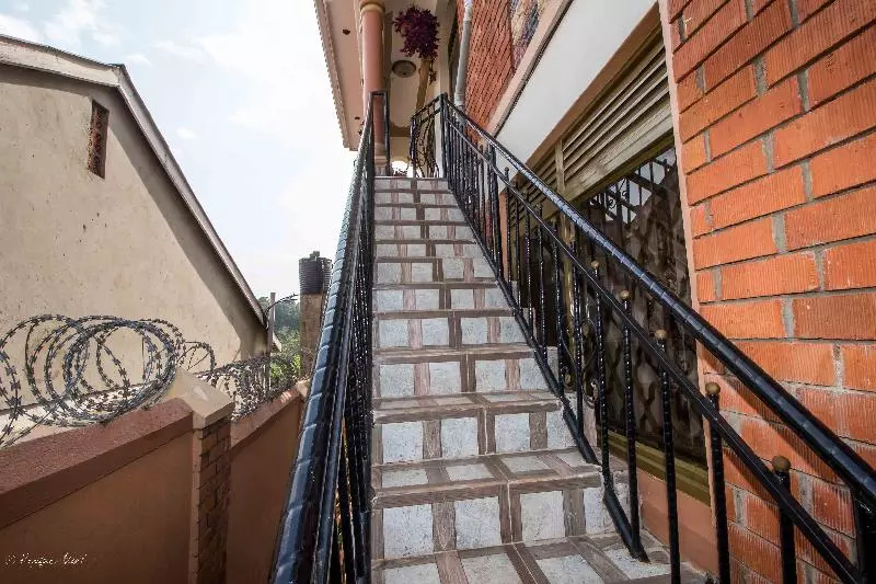 هتل Albert Suites