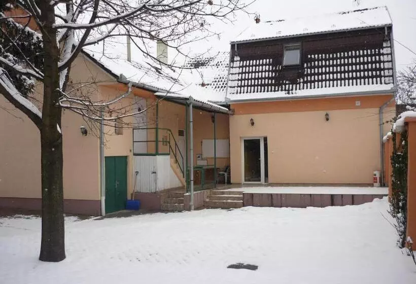 ホテル Jáde Panzió