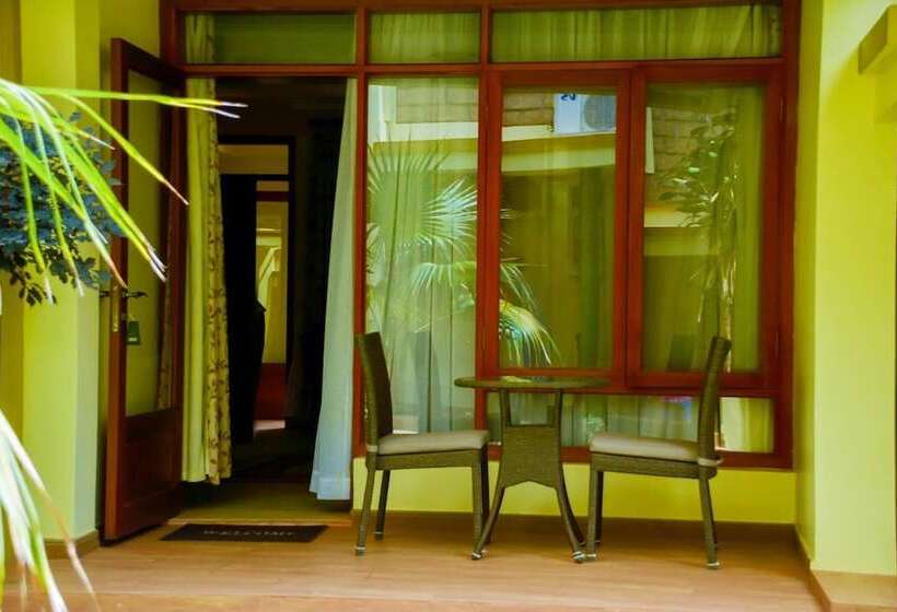 هتل Esella Country