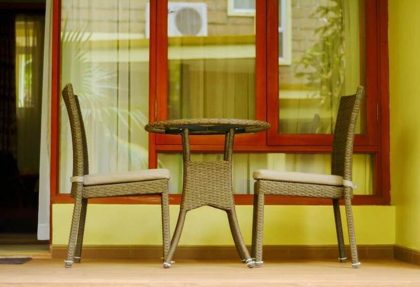 هتل Esella Country