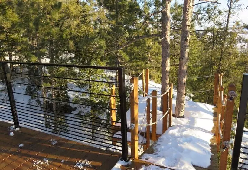 Hotelli Gite Du Haut Des Arbres