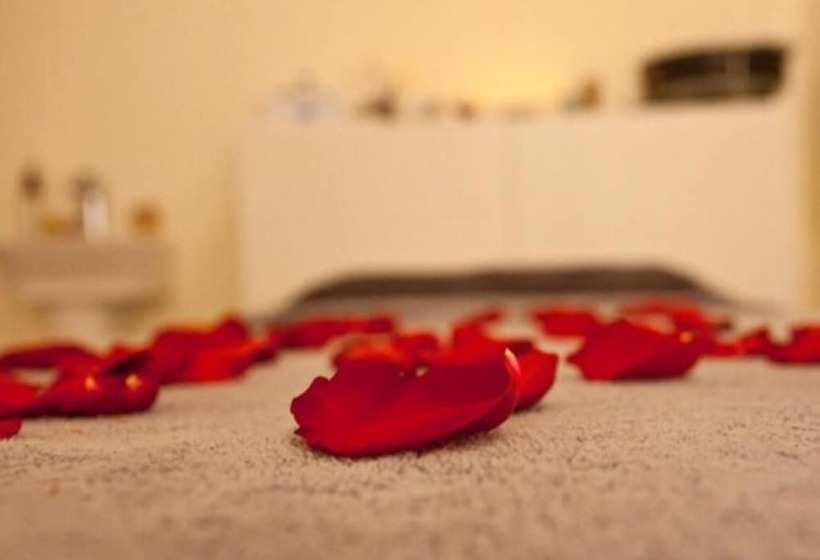 هتل Pompaelo Urban Spa