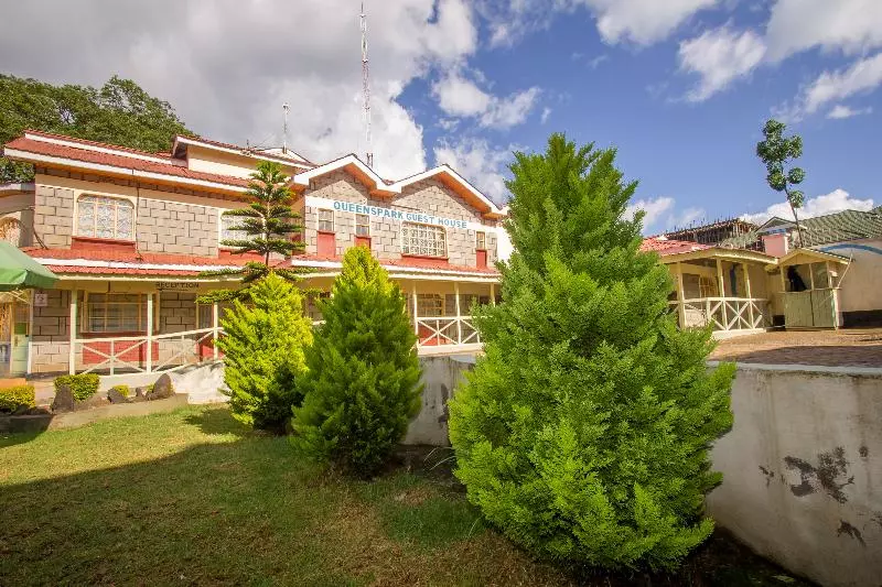 هتل Queens Park Guest House