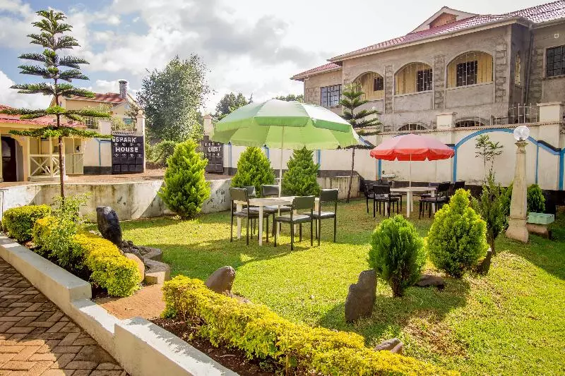 هتل Queens Park Guest House