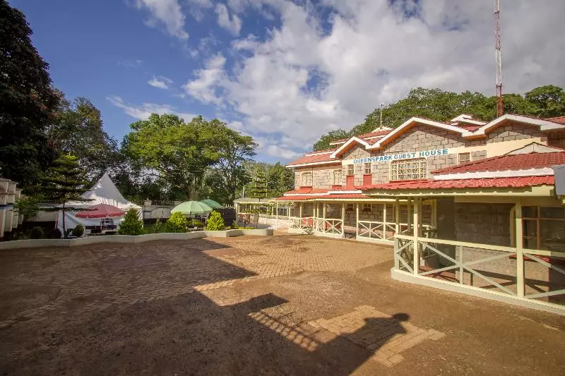 هتل Queens Park Guest House