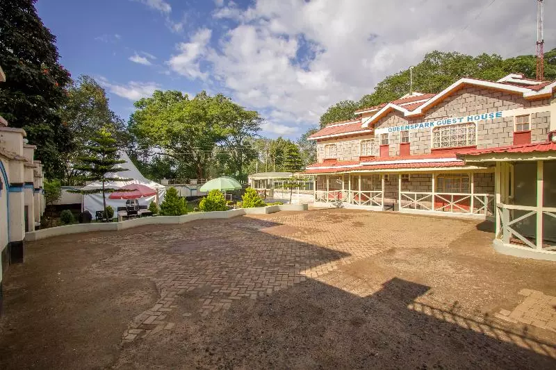 هتل Queens Park Guest House