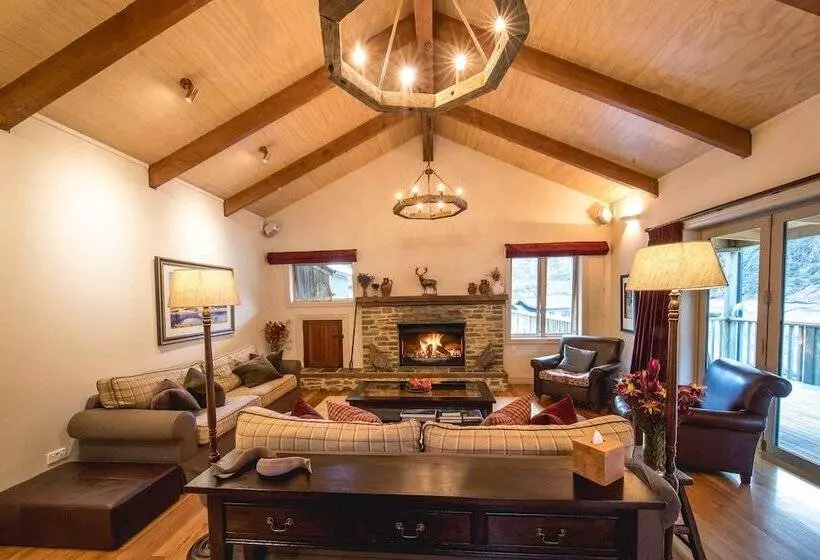 Hotelli Minaret Station Alpine Lodge