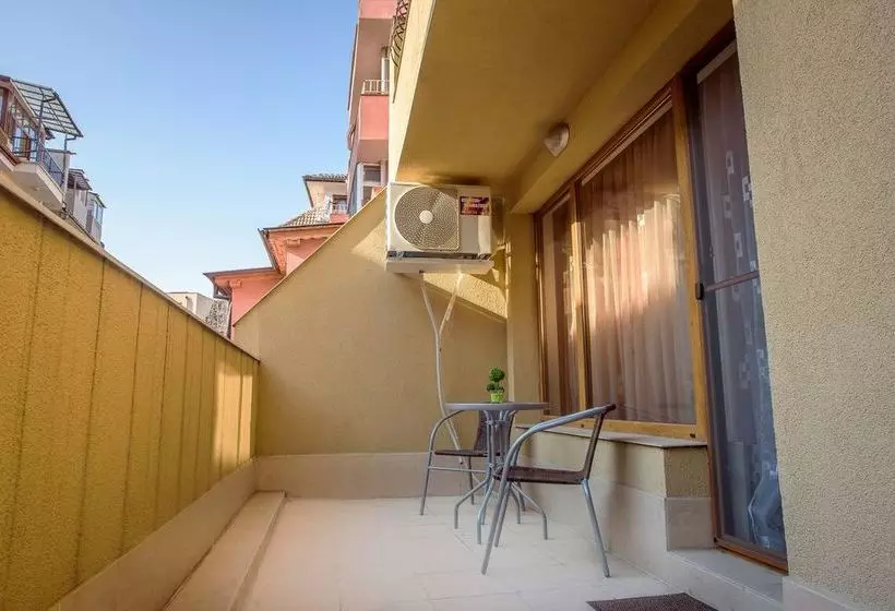 هتل Domus Apartments