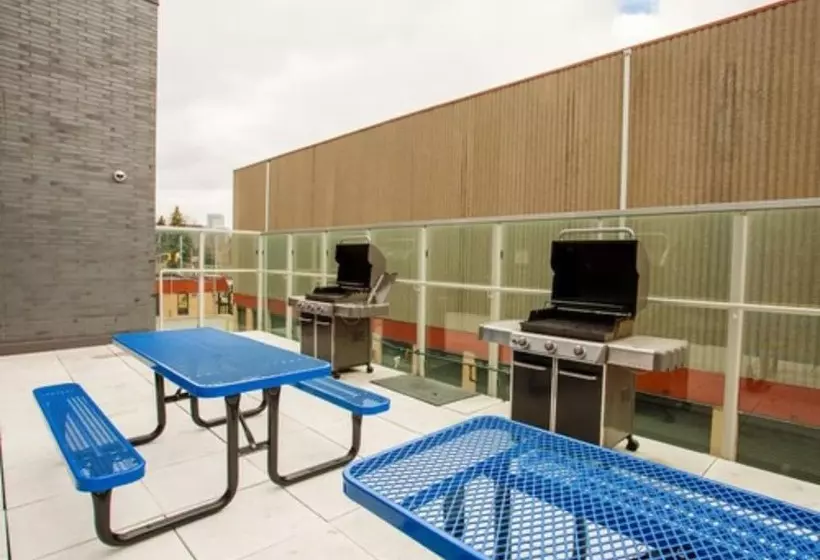 هتل Residence & Conference Centre   Toronto Downtown