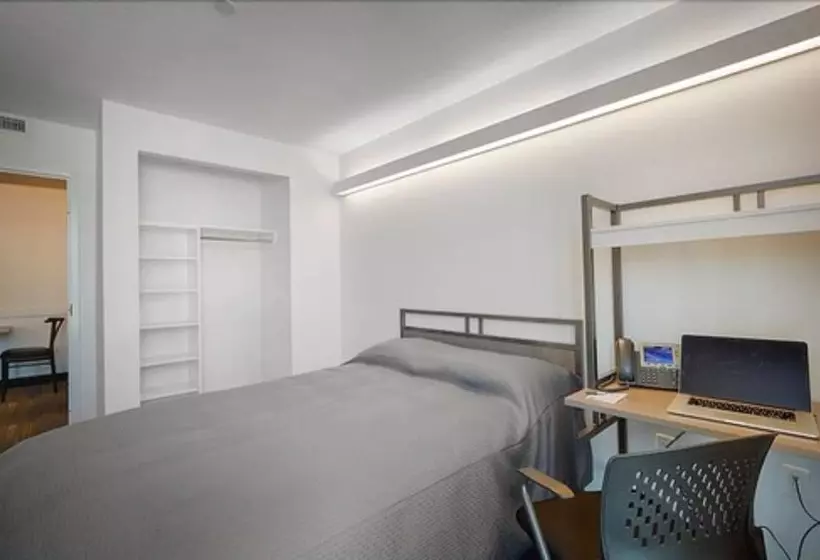 هتل Residence & Conference Centre   Toronto Downtown