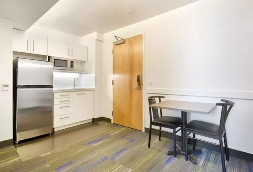 هتل Residence & Conference Centre   Toronto Downtown