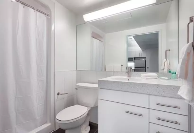 هتل Residence & Conference Centre   Toronto Downtown