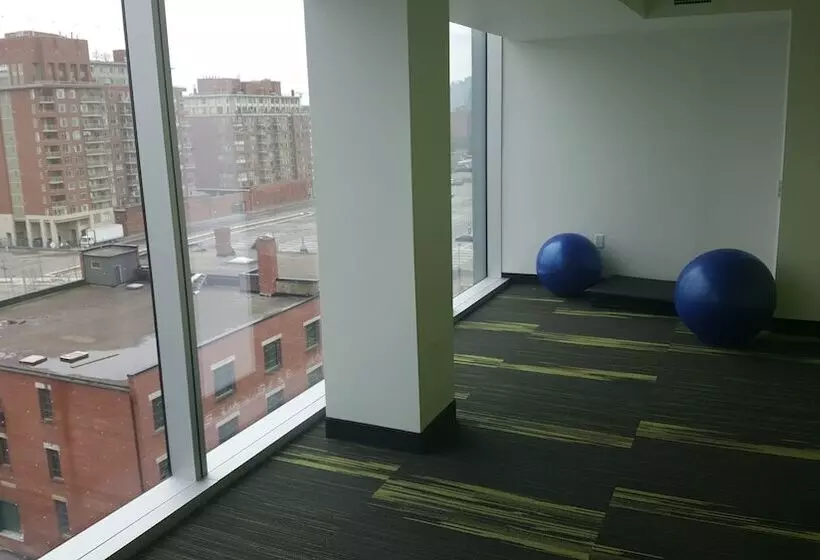 هتل Residence & Conference Centre   Toronto Downtown