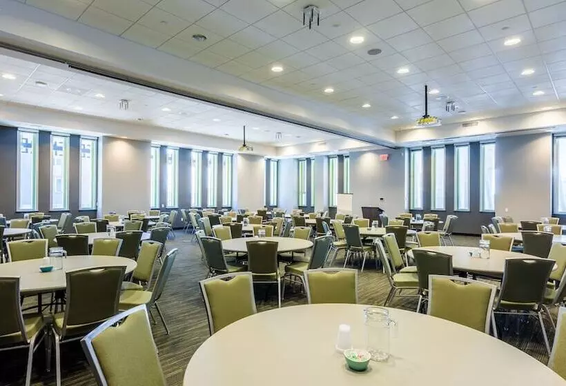 هتل Residence & Conference Centre   Toronto Downtown