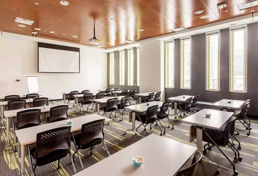 هتل Residence & Conference Centre   Toronto Downtown