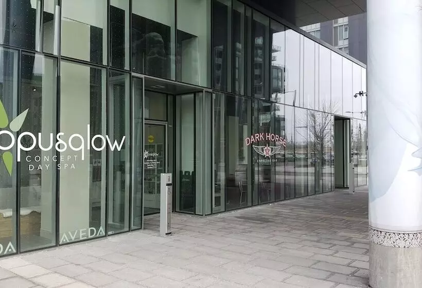 هتل Residence & Conference Centre   Toronto Downtown