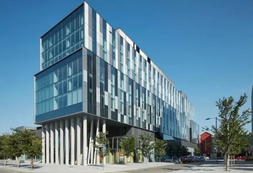 هتل Residence & Conference Centre   Toronto Downtown
