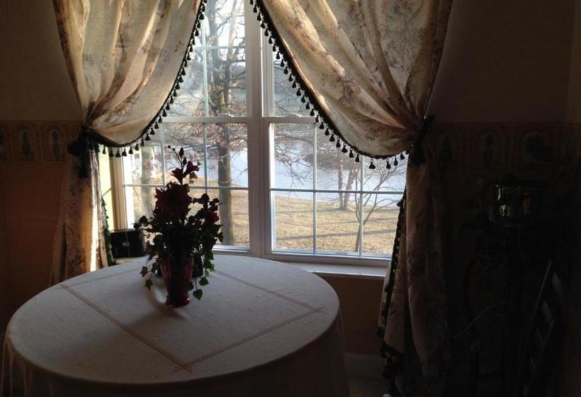 فندق Swan Song Inn