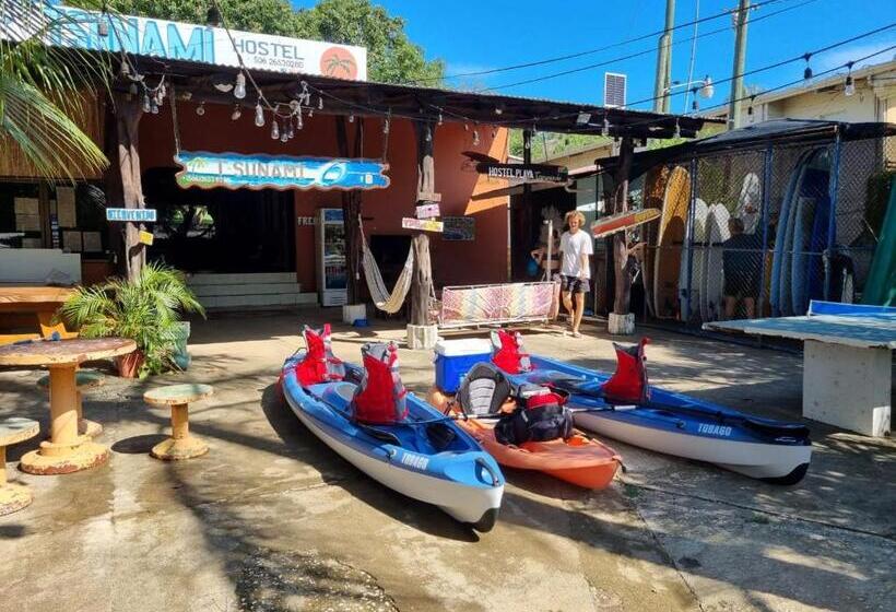 ホテル Tsunami Hostel