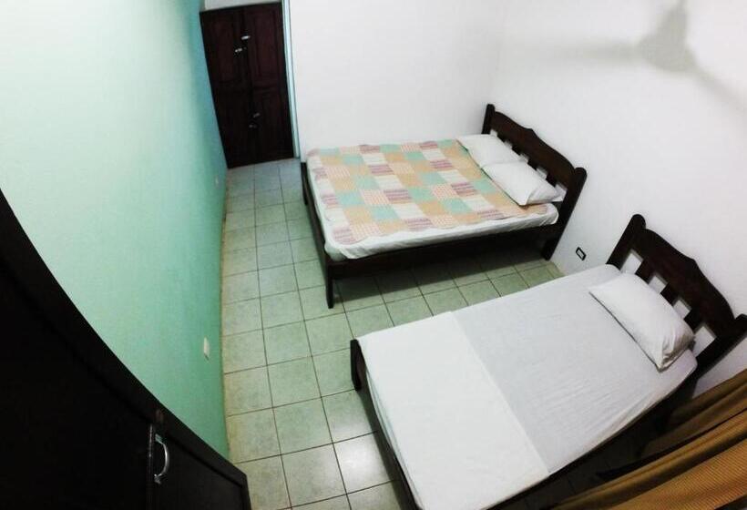 ホテル Tsunami Hostel