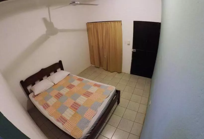 Hotelli Tsunami Hostel