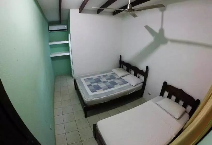 Hotelli Tsunami Hostel