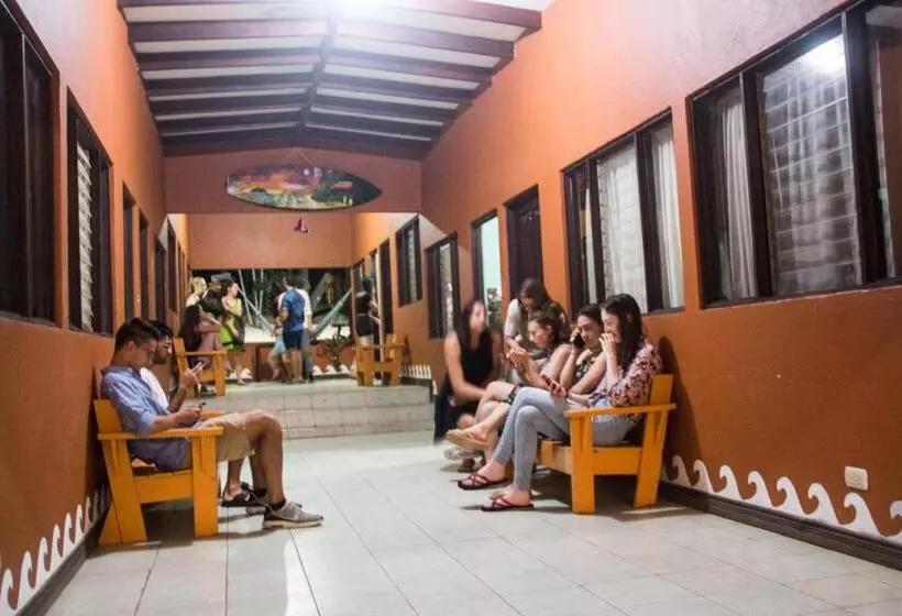 Hotelli Tsunami Hostel