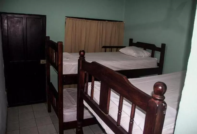 Hotelli Tsunami Hostel