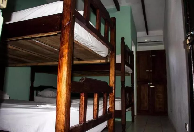 Hotelli Tsunami Hostel