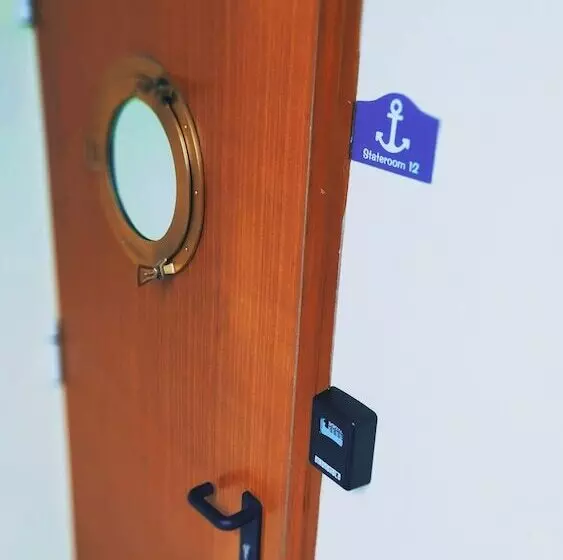 هتل Hostal Casa Nautilus