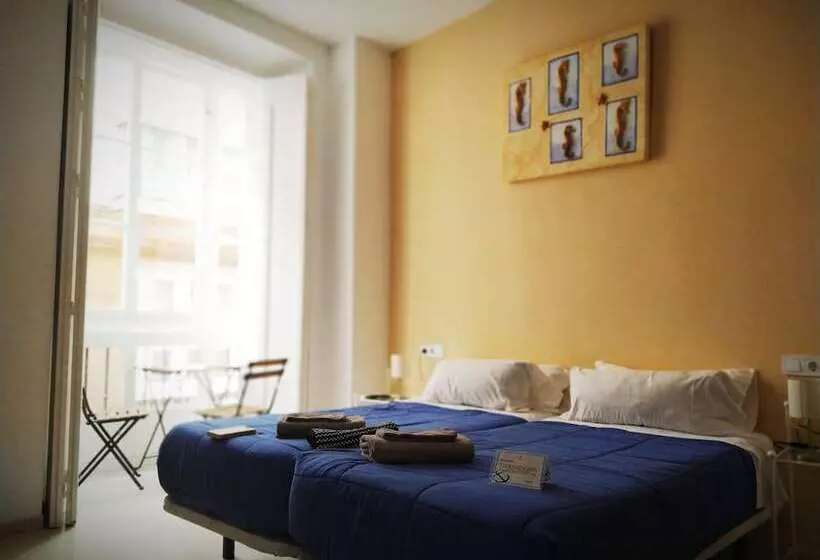 هتل Hostal Casa Nautilus