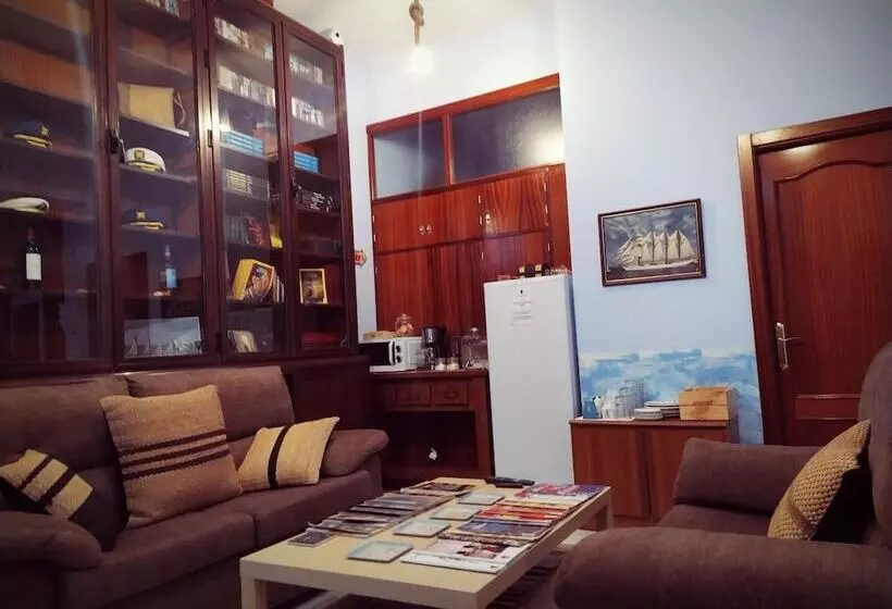 هتل Hostal Casa Nautilus