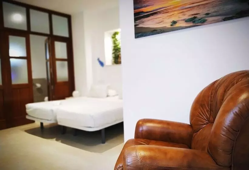هتل Hostal Casa Nautilus