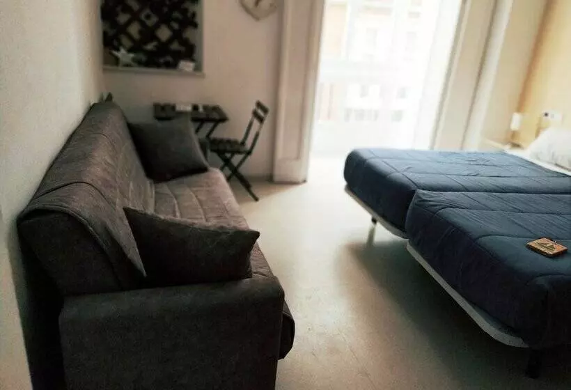 هتل Hostal Casa Nautilus