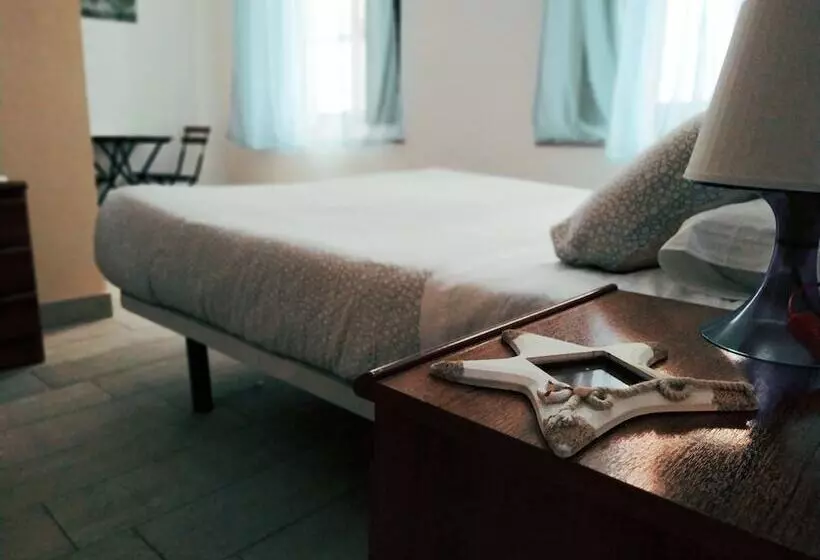هتل Hostal Casa Nautilus