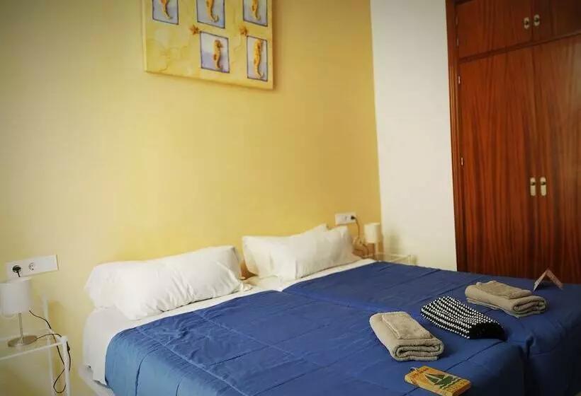 هتل Hostal Casa Nautilus