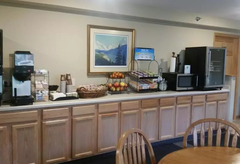 Hotelli Lakeshore Inn & Suites