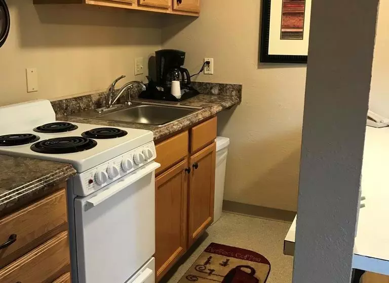 Hotelli Lakeshore Inn & Suites