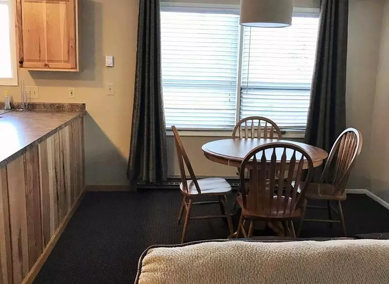 Hotelli Lakeshore Inn & Suites