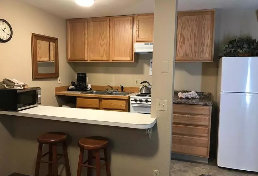 Hotelli Lakeshore Inn & Suites